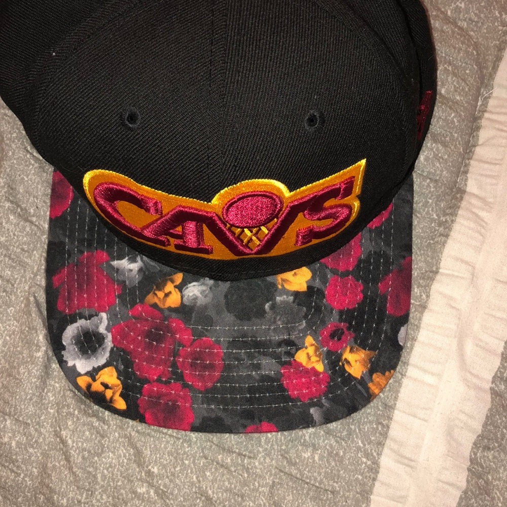 New Era 9Fifty Cavs SnapBack Hawaiian Bill - Picture 3 of 3